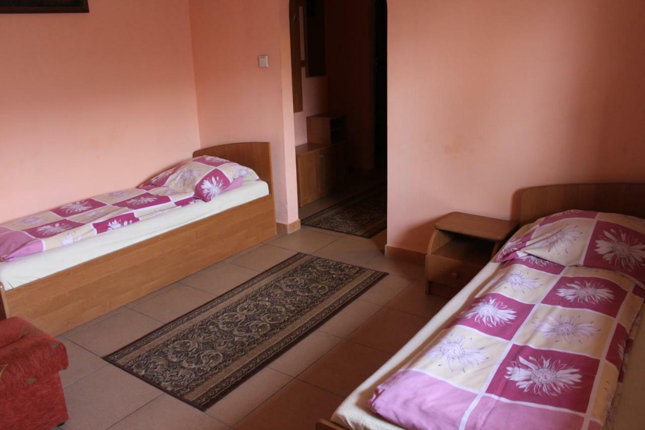 Hôtel Park Lesny 'U Kaczyny' à Rogow Extérieur photo
