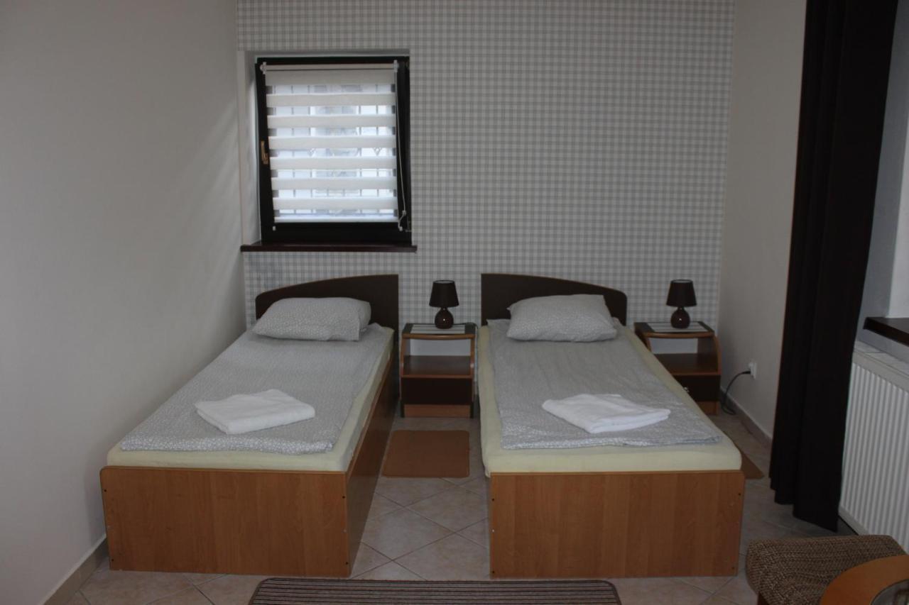 Hôtel Park Lesny 'U Kaczyny' à Rogow Extérieur photo